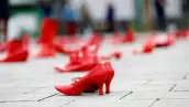 Zapatos rojos se colocan en el suelo durante una manifestación contra todo tipo de violencia hacia las mujeres en el centro de Bruselas, Bélgica, el 24 de noviembre de 2019.