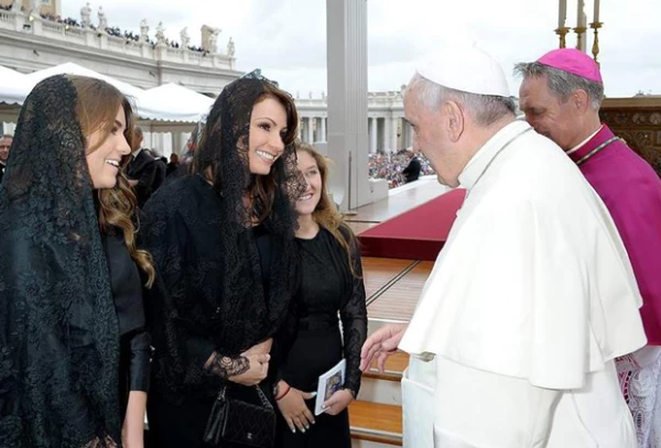 Angélica Rivera y sus hijas en su visita con el Papa.