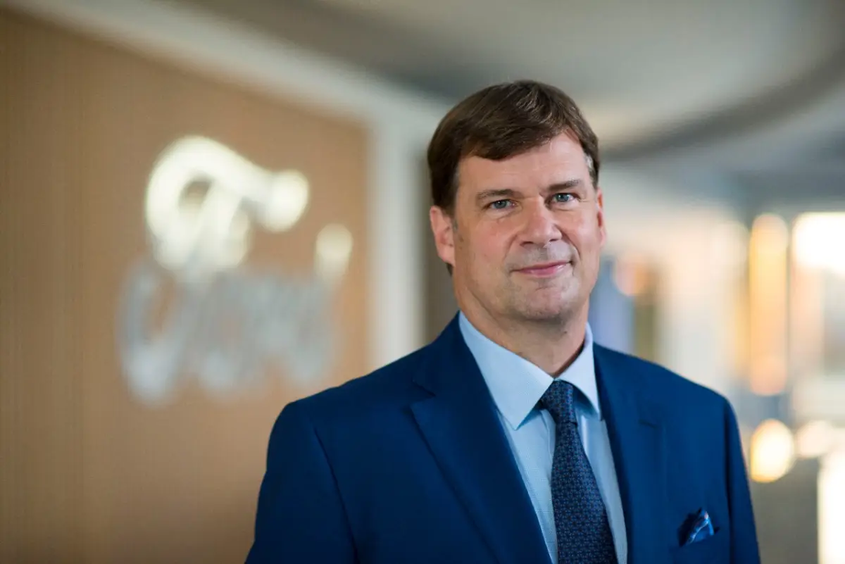 El CEO de Ford denuncia "el costo y el caos" de los aranceles de Trump