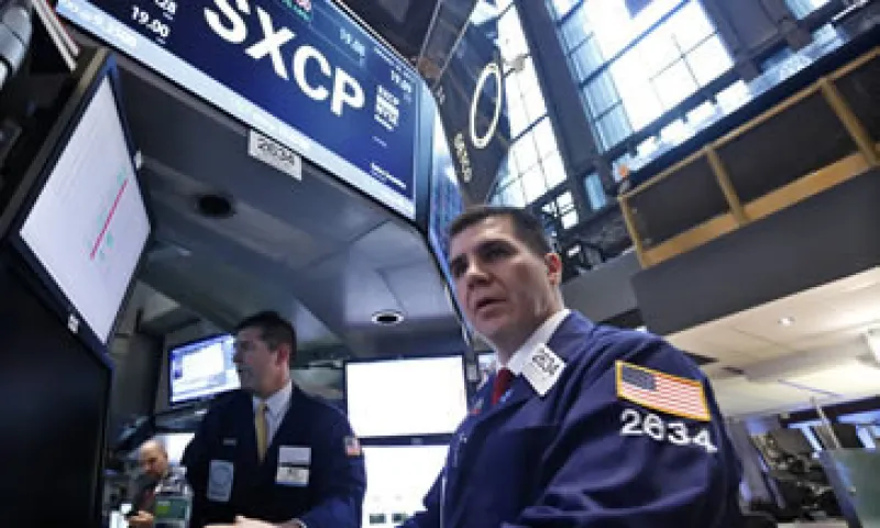 El Dow Jones cedía 0.50% en las primeras operaciones del día y se ubicaba por debajo de las 17,000 unidades. (Foto: Reuters)
