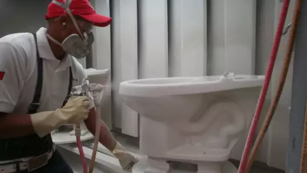Luego son sometidas a un proceso de esmaltado; capacitar a un esmaltador tarda de siete a diez meses.