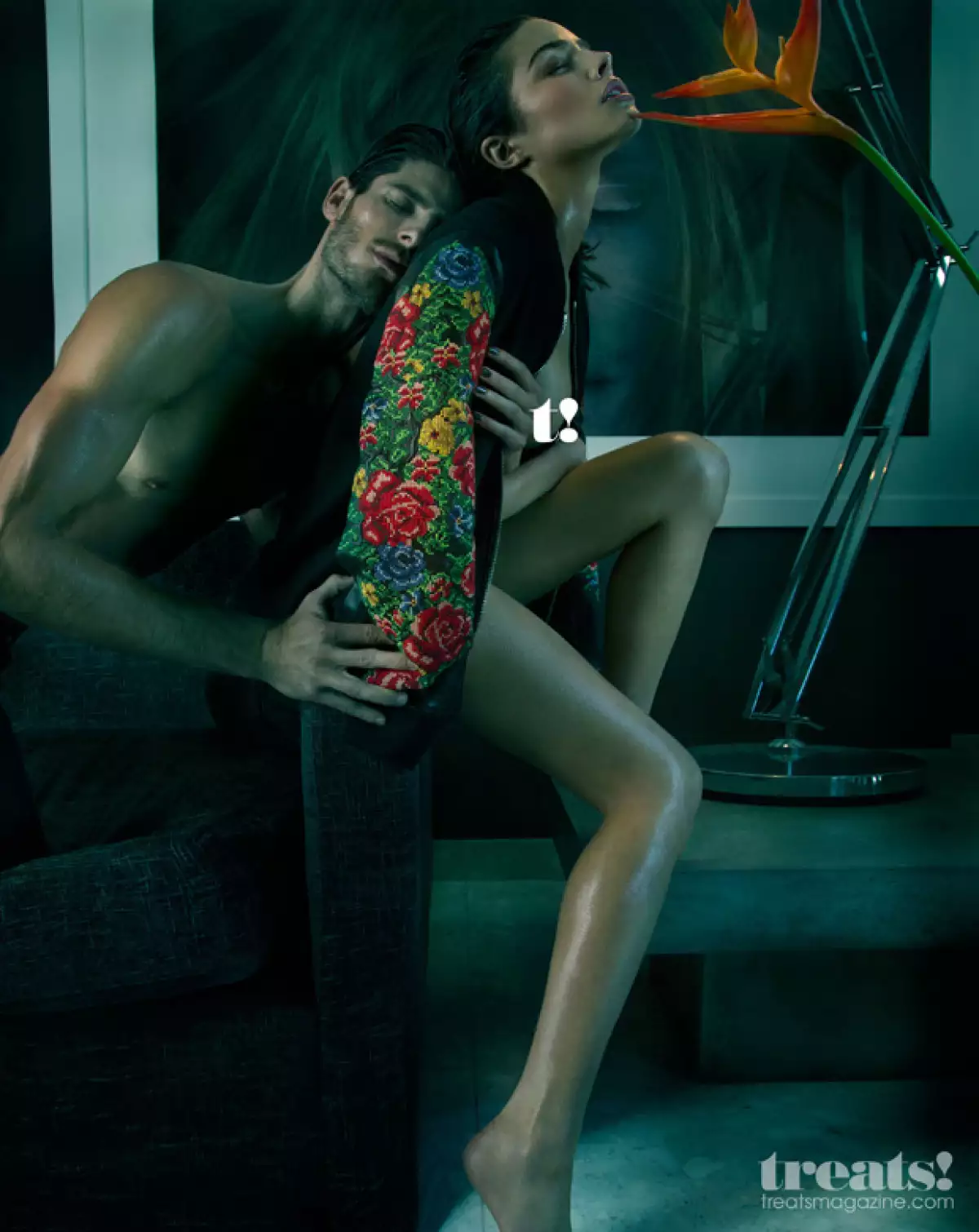 La modelo posa junto con Adam Nicklas en las fotos.