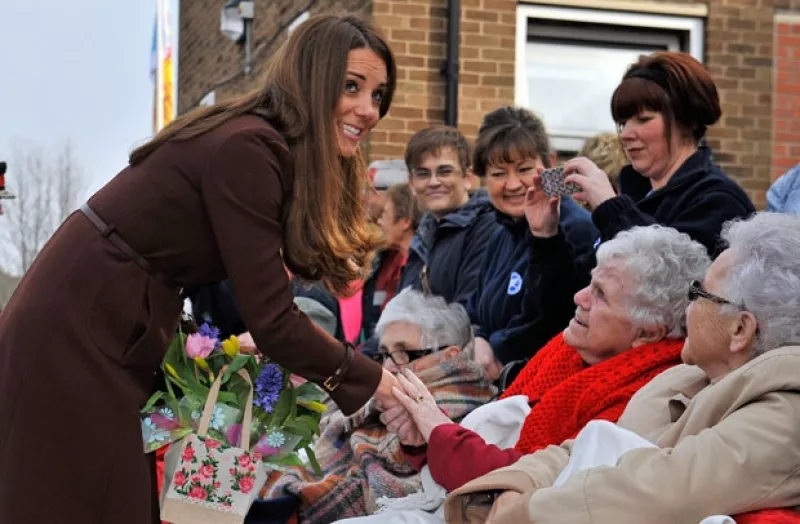 Algunas fuentes aseguran que la duquesa de Cambridge estuvo a punto de decir que tendrá una niña, al agradecerle a un admirador un regalo que le hicieron.