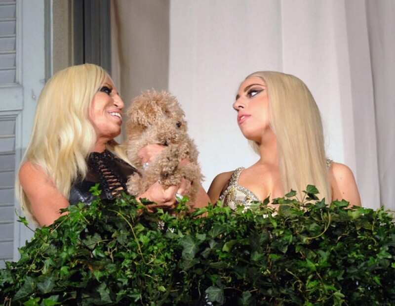 Donatella dijo en su Twitter que estába emocionada por cenar con Gaga.