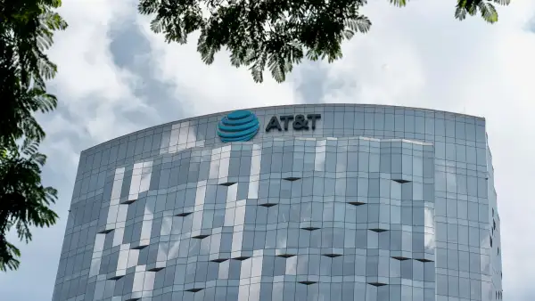 Foto del logo de AT&T sobre el edificio de oficinas corporativas. 