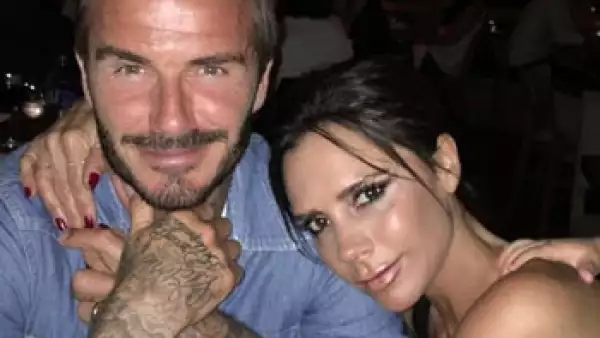 Parece que el ex futbolista quiso darle gusto a Victoria con este nuevo dibujo que se tatuó en el cuello y fue ella quien lo publicó en Instagram.