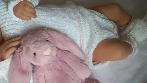 Hace unos días la diseñadora y su esposo Mateo Gorina recibieron con emoción a su hija, quien desde recién nacida hereda el estilo de su mamá y así lo muestra en sus primeras fotos.