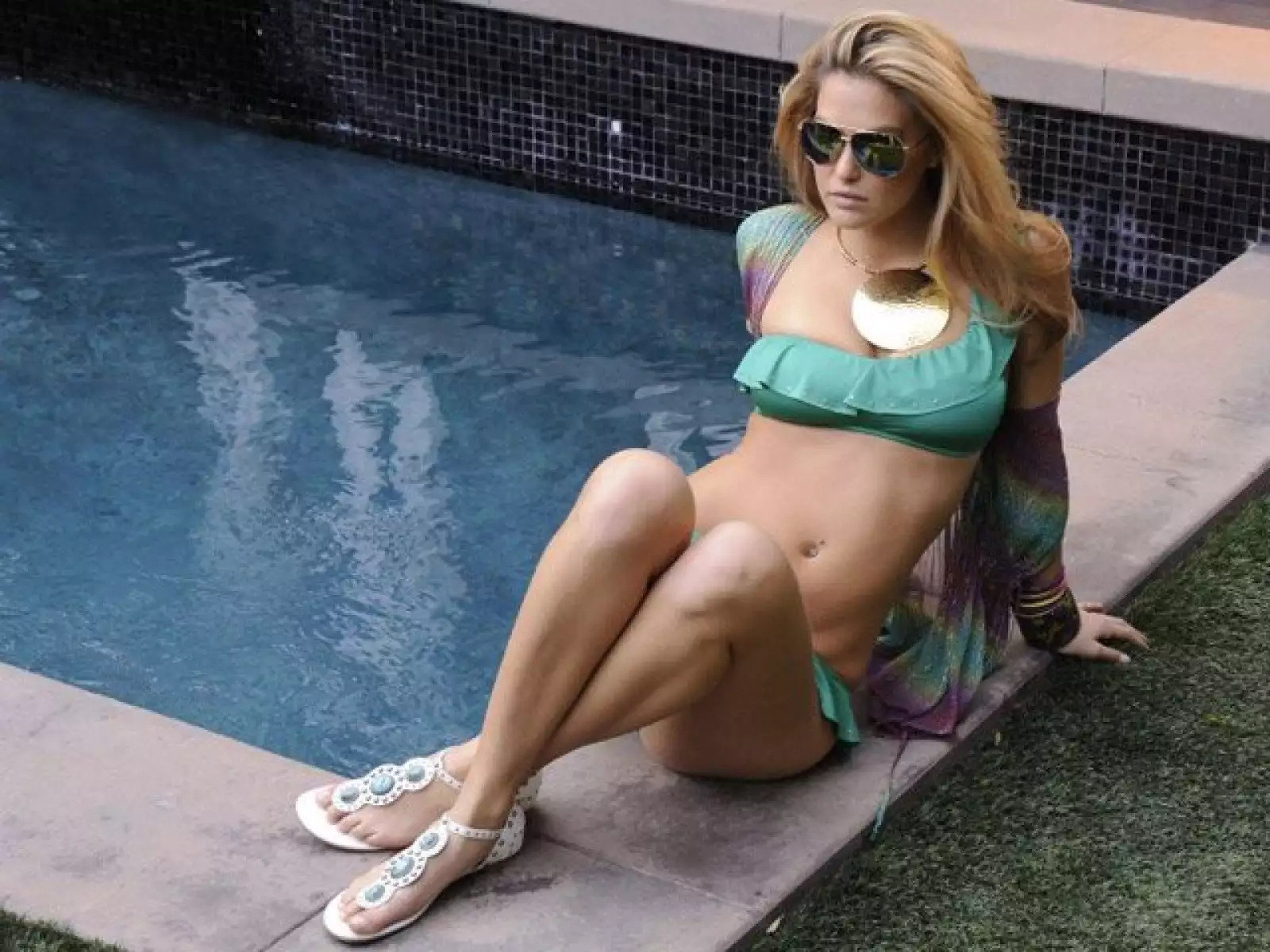 La joven mostró coquetos vestidos, trajes de baño fabulosos y pantalones cortos ideales para clima cálido, fiestas y fines de semana.