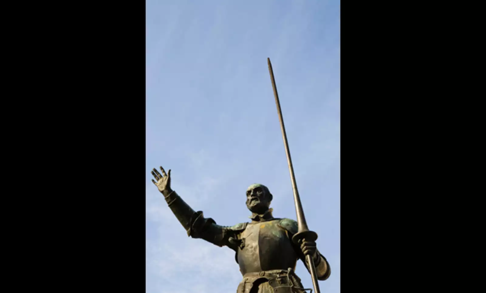 La figura del legendario personaje, nos saluda desde la Plaza de España.