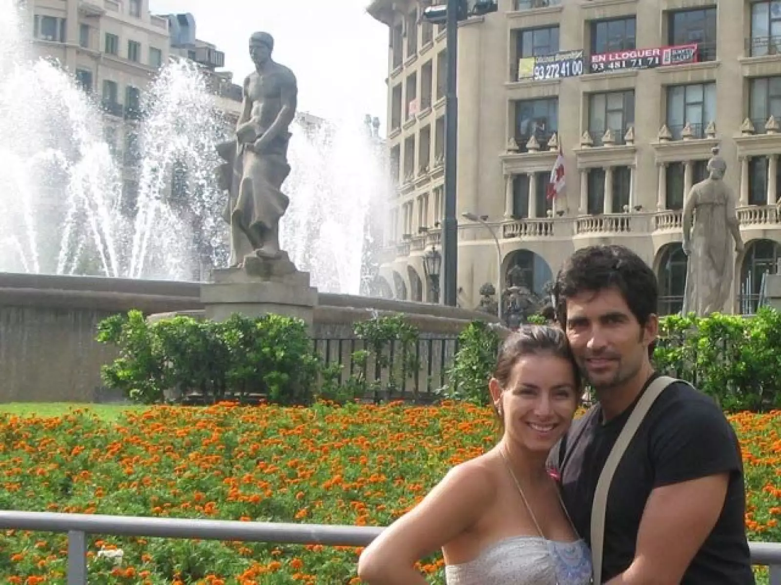 Los futuros esposos en Plaza Cataluña en Barcelona.