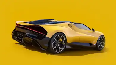 Un Bugatti color amarillo sobre un fondo del mismo color. 
