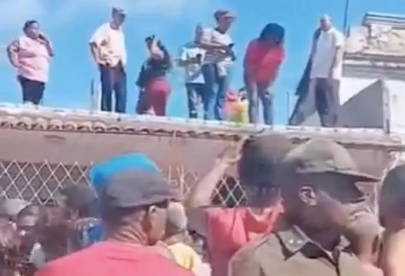 La mejor imagen del día… Johnson Urrutia, recién electa Primera Secretaria del Partido Comunista intentando aplacar la protesta desde una azotea… abajo el pueblo de Santiago!