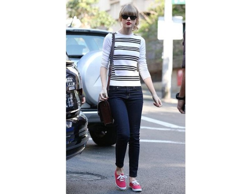Taylor Swift usando sus keds favoritos en las calles de Los Ángeles.