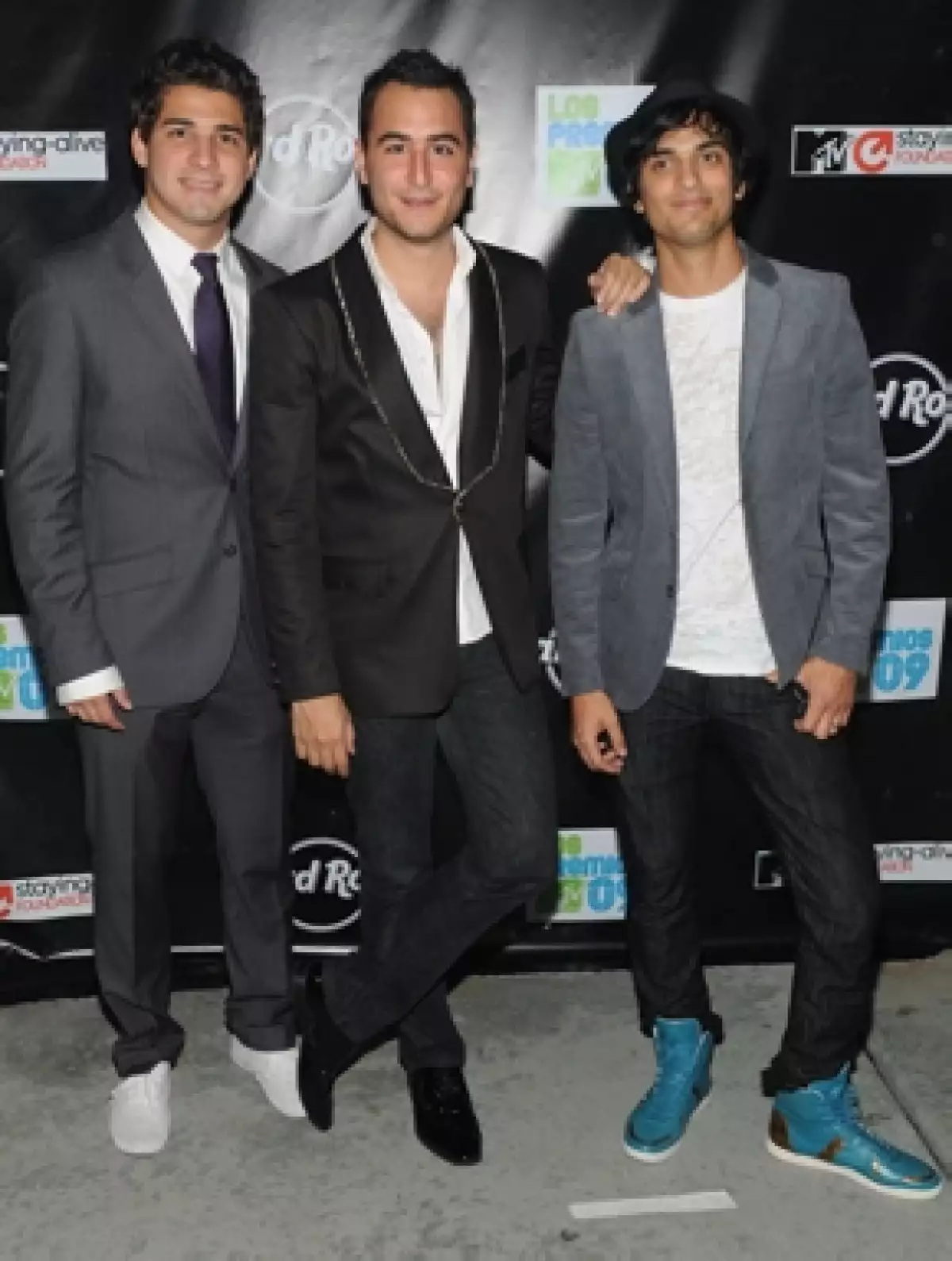 El trío pop alcanza las 30 mil copias vendidas de su nuevo álbum, Peligro