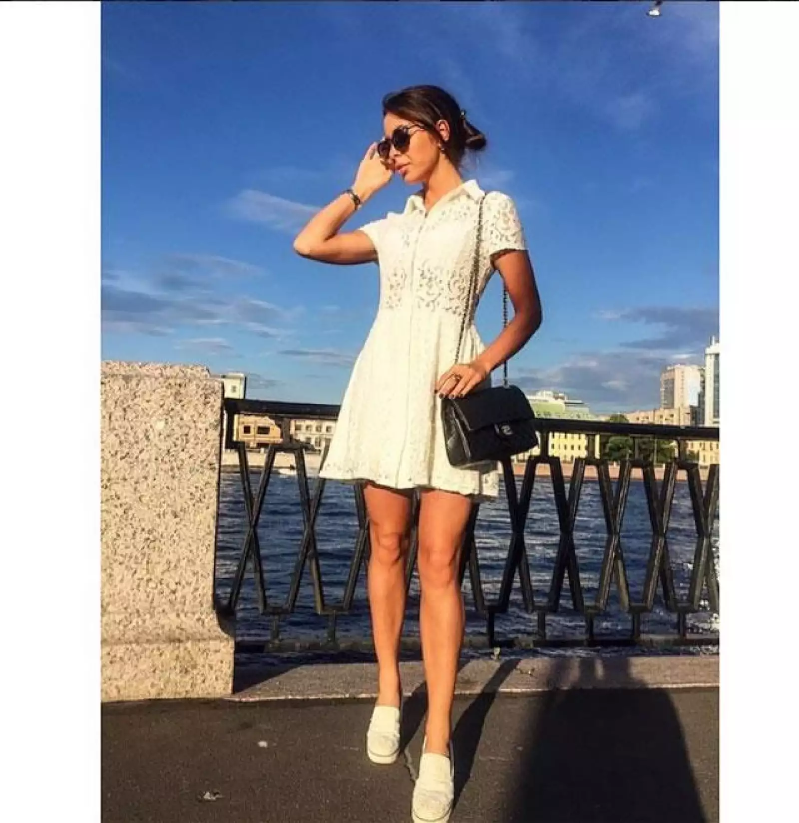 Elle Bechelani es un must follow, siempre sube fotos de sus outfits increíbles.