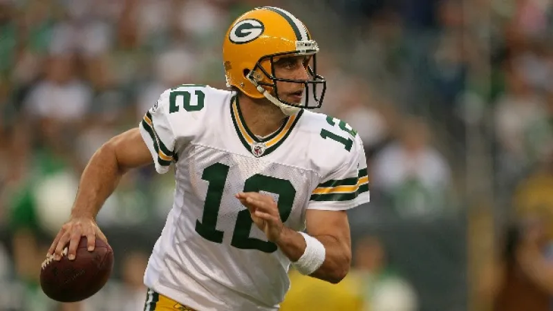 Un jugador de la NFL con un balón.