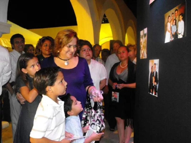 Familiares y amigos recordaron alex secretario de Gobernación, Juan Camilo Mouriño Terrazo, de quien
su madre, María de los Angeles Terrazo Blanco de Mouriño, resaltó que dio la vida por Campeche.