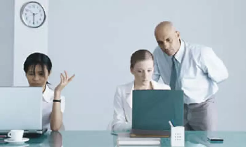 Un síndrome de las empresas desconfiadas es ver duplicado el trabajo. (Foto: iStock by Getty Images)