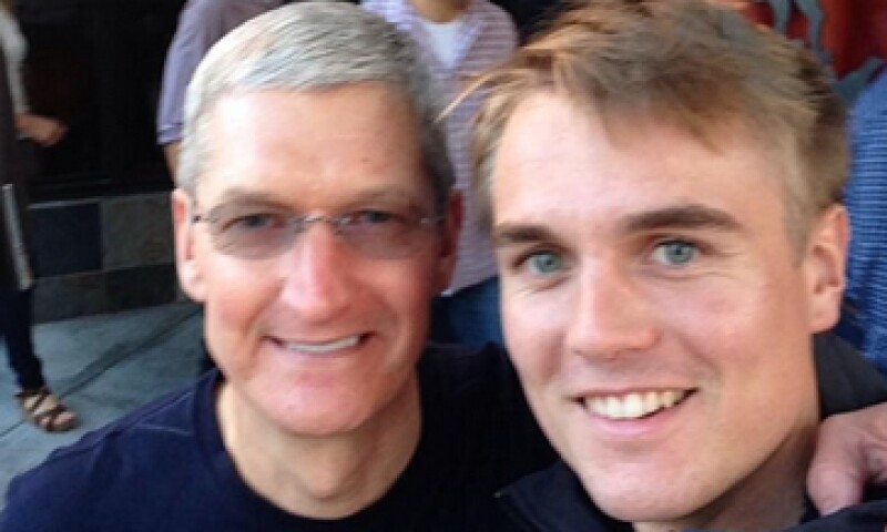 Quiero compartir la emoción, dijo Tim Cook (i). (Foto: Tomada de @pbuckendorf)