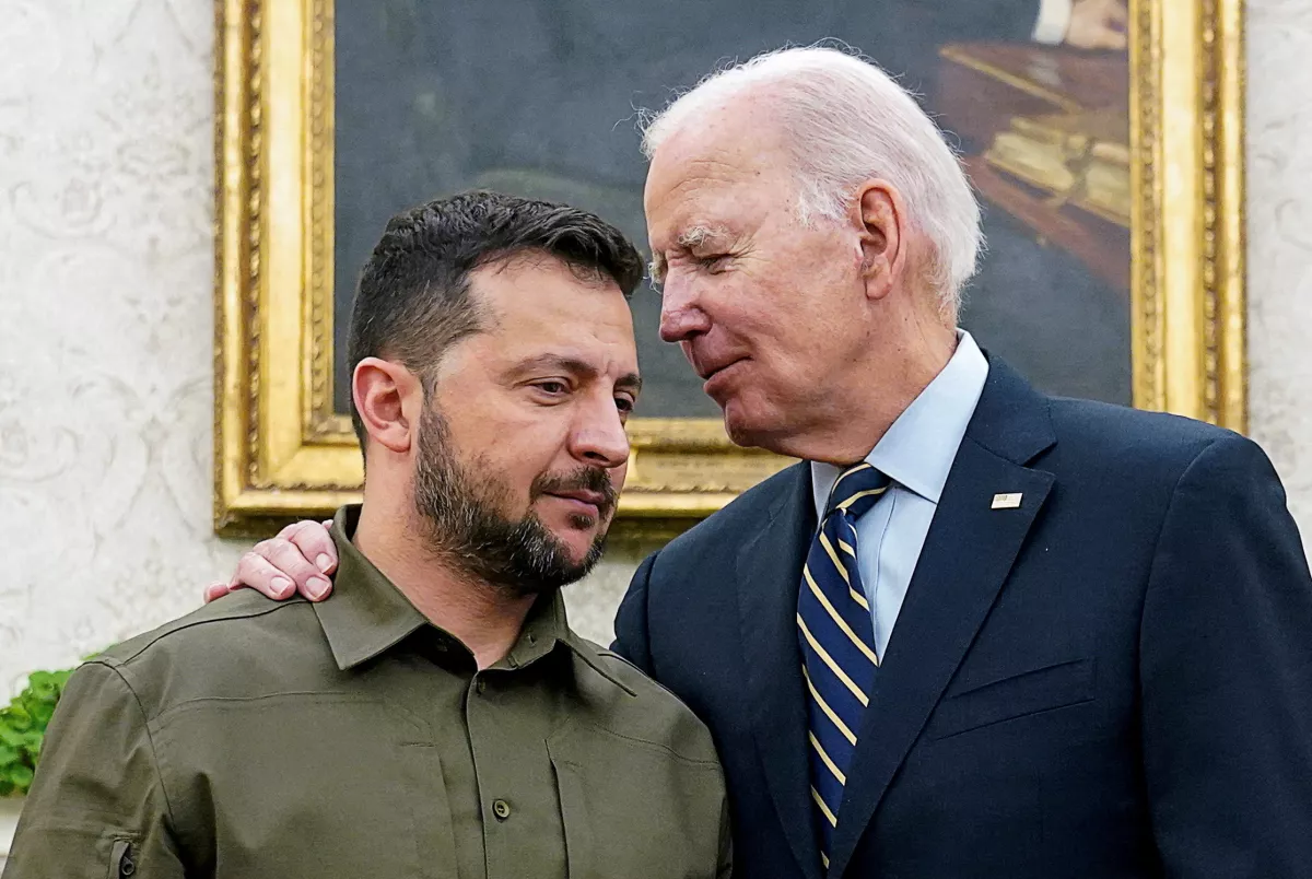 El presidente ucraniano Volodymyr Zelenskiy es abrazado por el presidente de los Estados Unidos Joe Biden en la Oficina Oval de la Casa Blanca en Washington, el 21 de septiembre de 2023.
