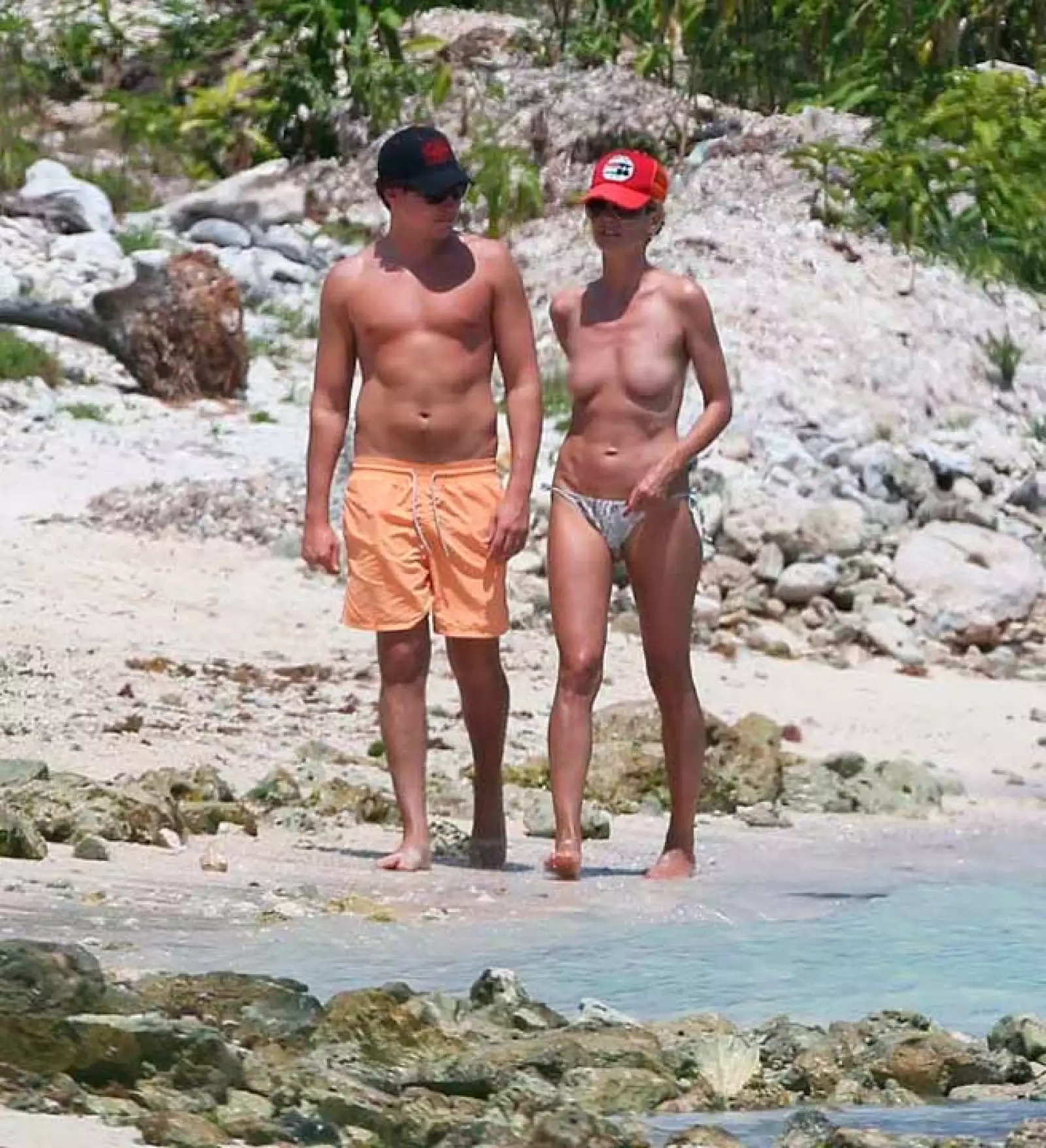 Con toda la naturalidad del mundo, Heidi presume su conservada figura mientras vacaciona con su actual pareja.