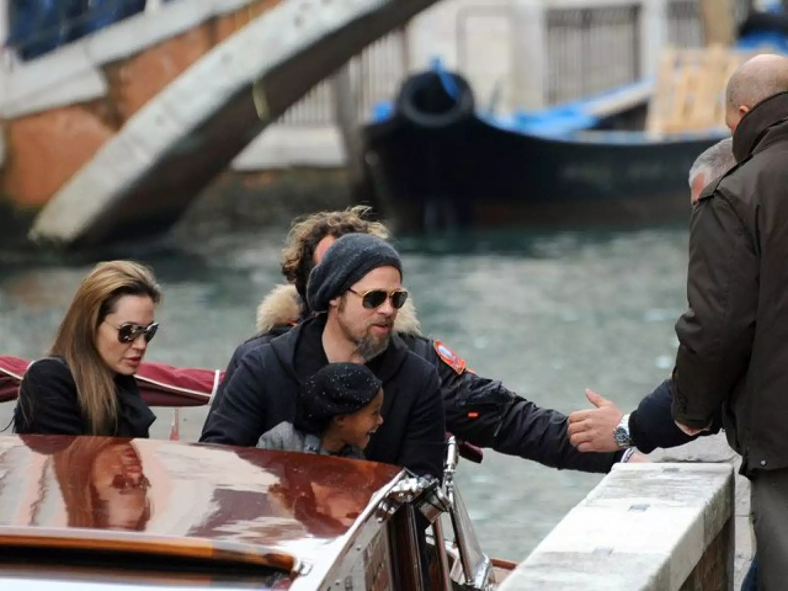 Como buen padre, Brad cuidó de cada de unos de sus hijos para bajar de la lancha que los transportaba. La pequeña Zahara estaba muy divertida.