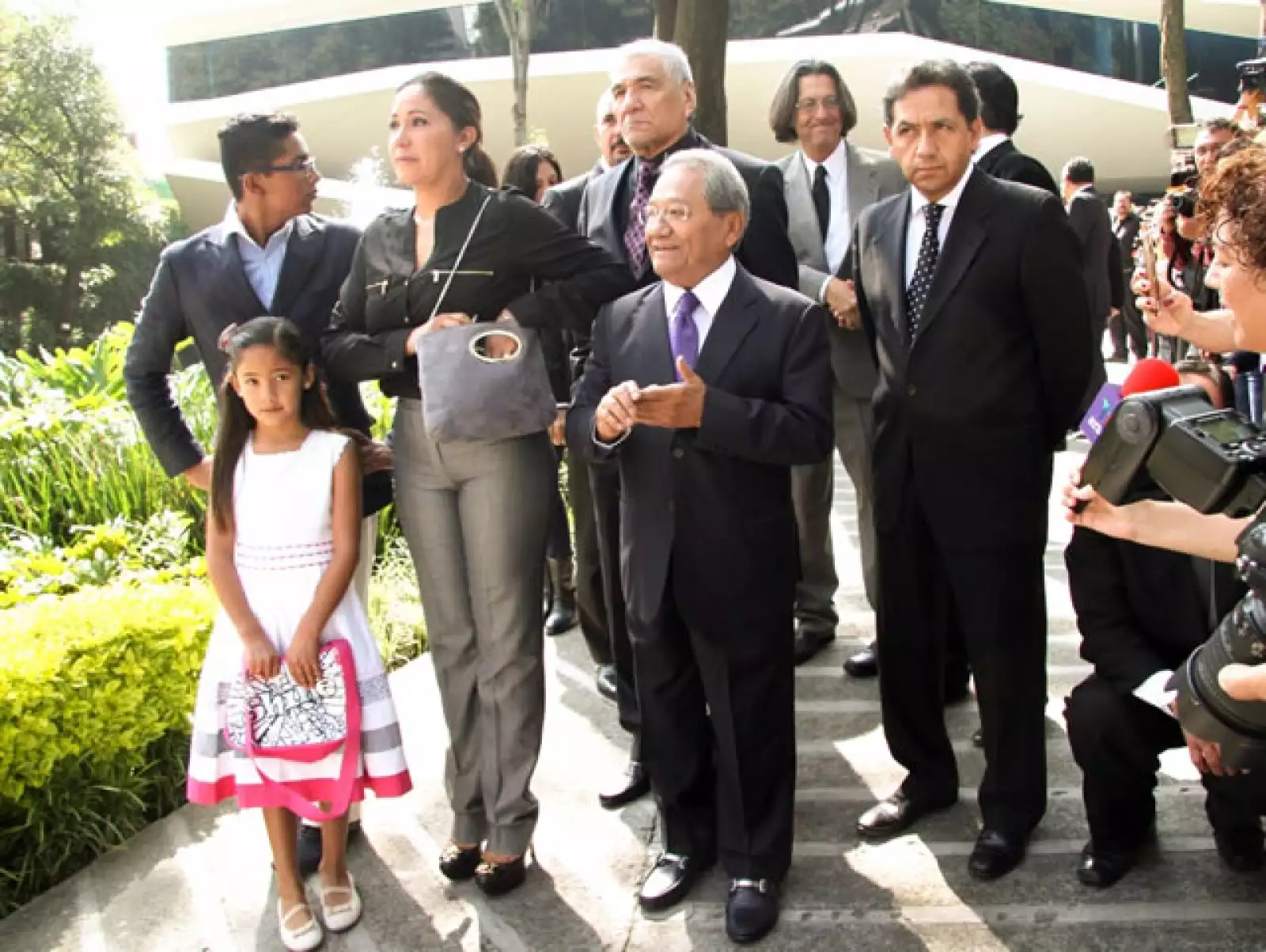 Armando Manzanero y Laura Elena Villa llegando al Centro Cultural para darle el último adiós a Joan Sebastian.