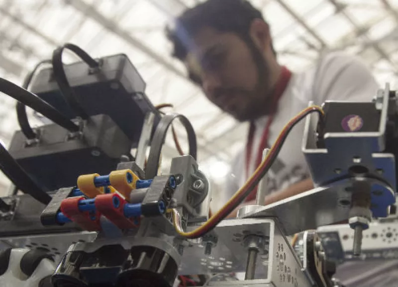 joven ingeniero de robot