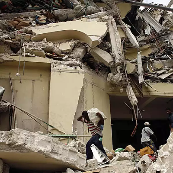 Al pasar los días, la problemática por abastecimiento de alimentos, servicios médicos y fármacos ha creado desesperación llevando a los habitantes a robar suministros de las tiendas minoristas derrumbadas.