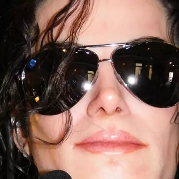 Este sábado en el ‘lobby’ del museo se puede escuchar la música del cantante, y los visitantes se pueden tomar fotos con la nueva figura.