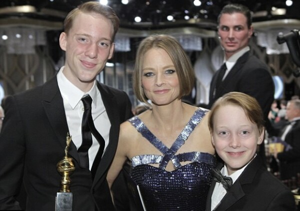 Jodie Foster con sus hijos, Charles y Kit, durante los Golden Globes.