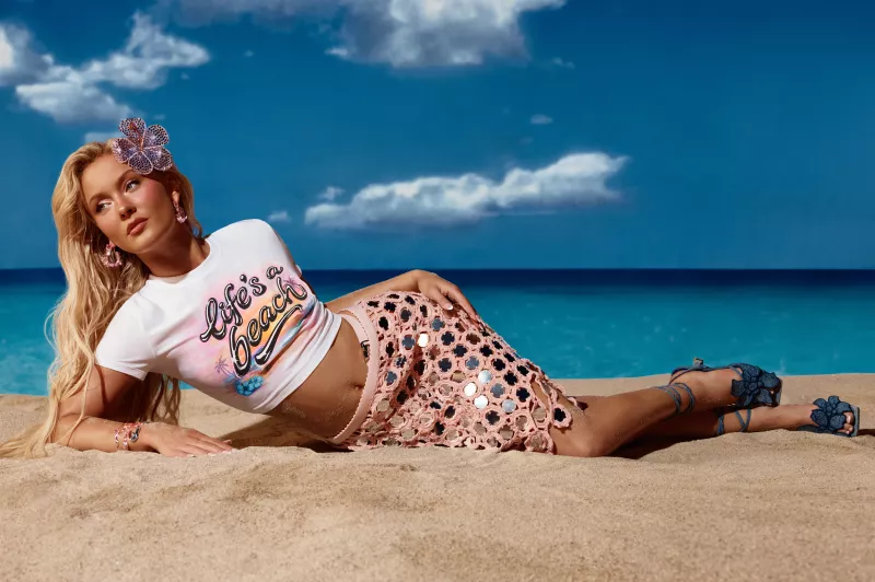 life-is-a-beach-desigual-zara-larsson