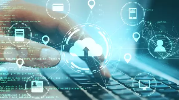 En un teclado de computadora se observa una pantalla que simula un esquema tecnológico que conecta entre sí diversos servicios tecnológicos, que constituyen la nube digital o cloud computing de la empresa Accenture México.