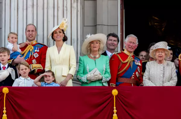 Príncipe Louis, príncipe William, Kate Middleton, Camila Parker, príncipe Carlos y la reina Isabel II