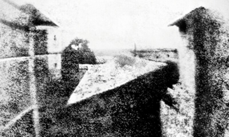 Una lámina de peltre y ocho horas de exposición lograron capturar la primera imagen de la historia. (Foto: Joseph-Nicéphore Niépce)