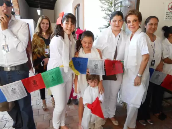 Marta con María Macarena, Mónica y Manuel Bribiesca.