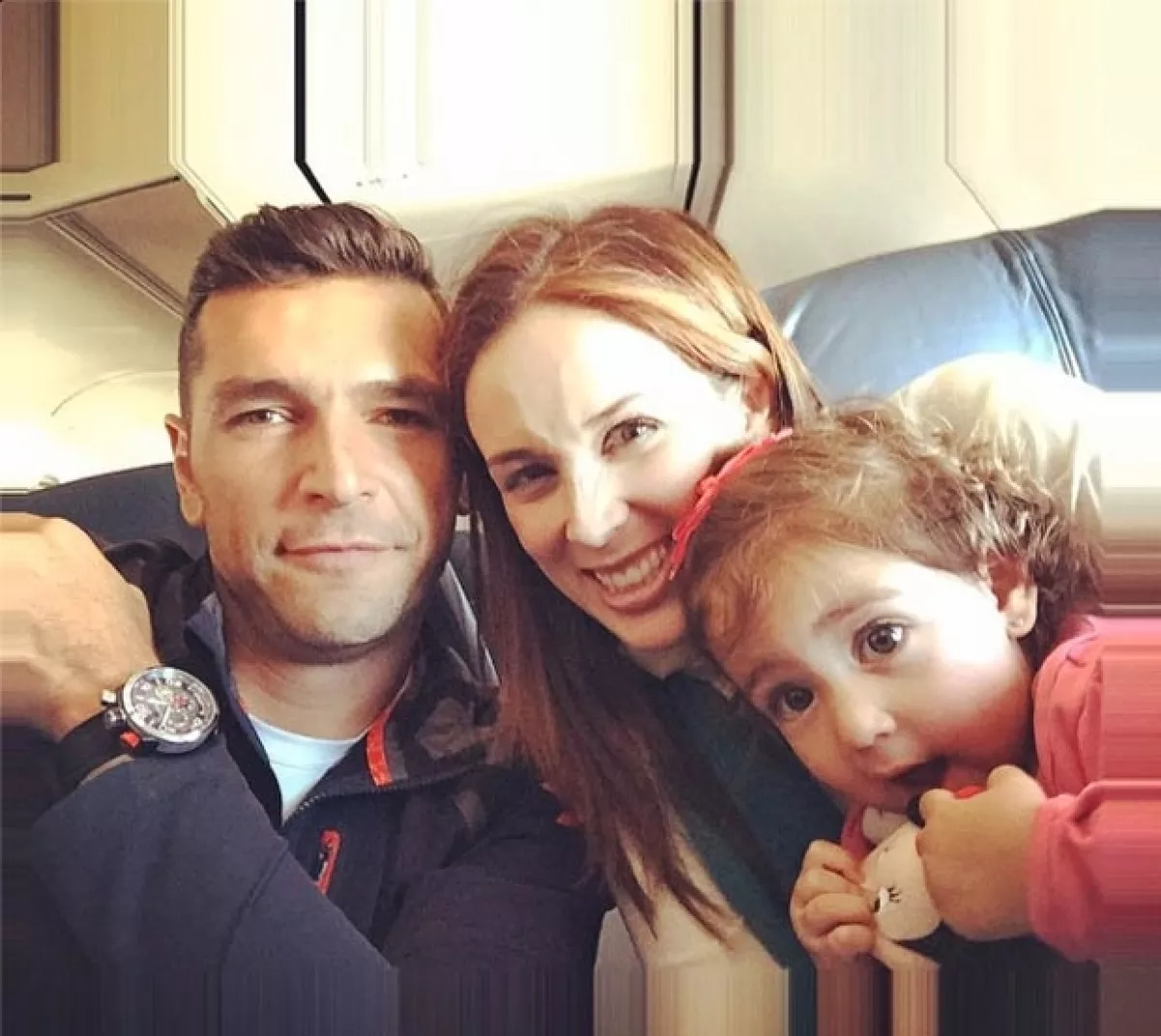 Martín publicó esta foto con esposa y su primera hija.