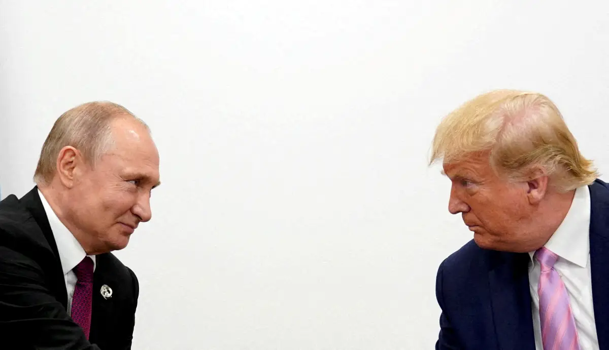 El presidente estadounidense Donald Trump y el presidente ruso Vladimir Putin mantienen una reunión bilateral en la cumbre de líderes del G20 en Osaka, Japón, el 28 de junio de 2019.