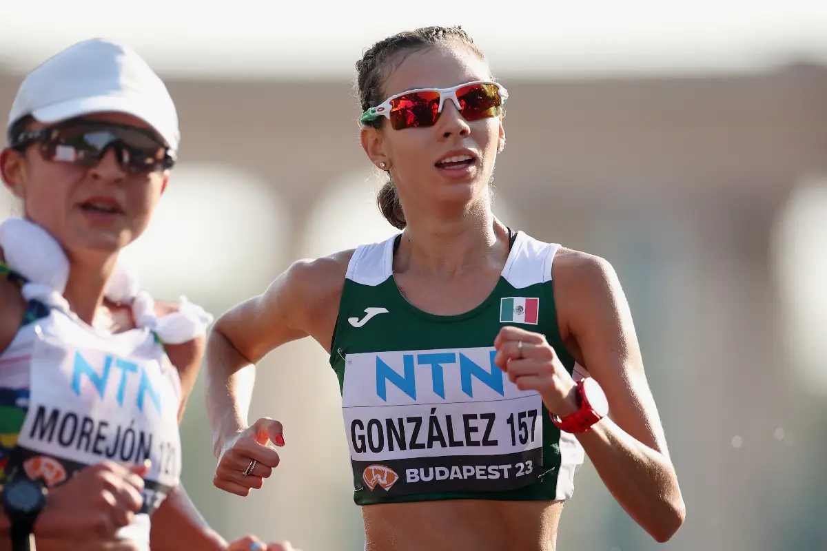 Foto de Alegna González con uniforme de México, en el mundial de marcha.