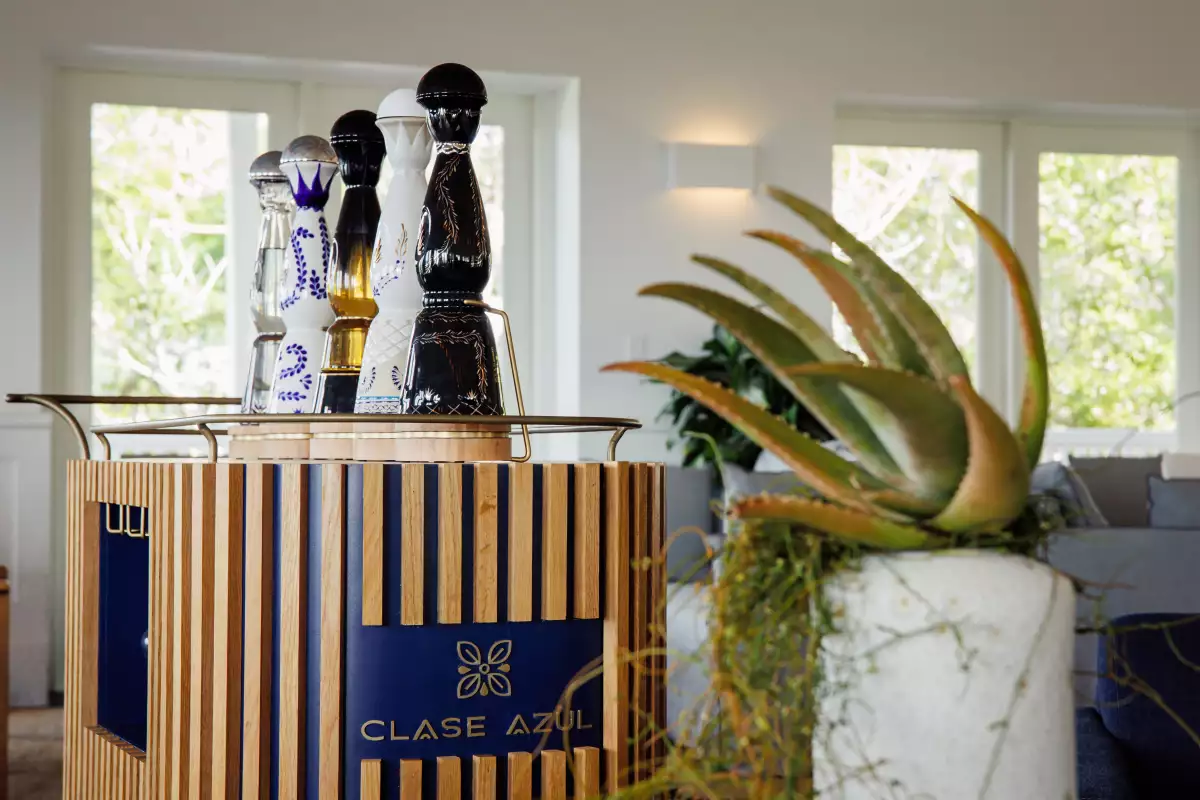 Foto: botellas de colección de Clase Azul Tequila exhibidas en el hotel Como Parrot Cay.