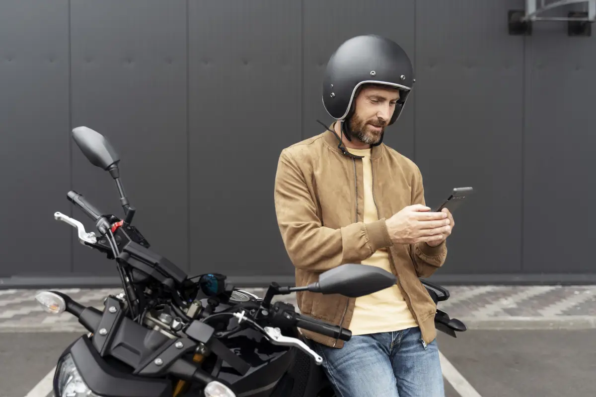 Un hombre joven interactuando con su smartphone 