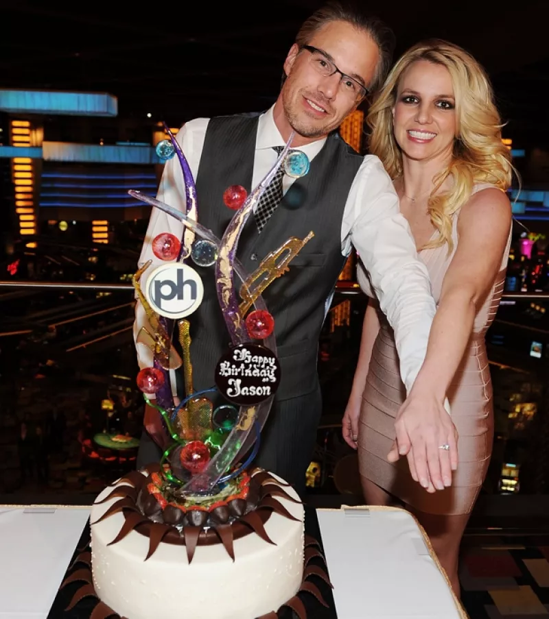 La princesa del pop lució su anillo de compromiso durante una fiesta celebrada en honor del 40 cumpleaños de su prometido, Jason Trawick.