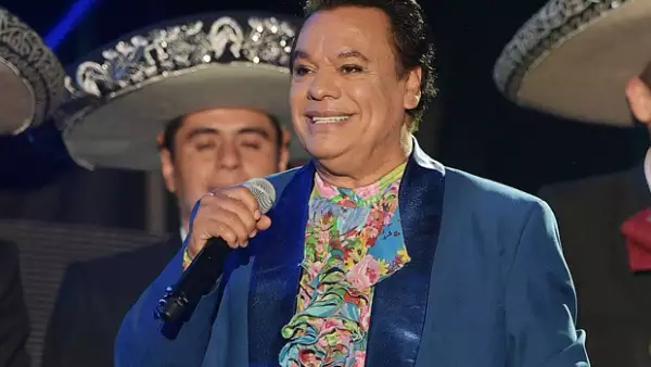 Hacemos un recorrido por los éxitos del divo de Juárez, seleccionando las mejores frases de sus canciones más memorables.