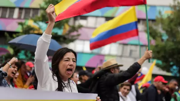 Manifestantes protestan contra las reformas del presidente colombiano Gustavo Petro en los sectores de la salud, la jubilación, el empleo y la prisión, en Bogotá, Colombia, el 21 de abril de 2024.