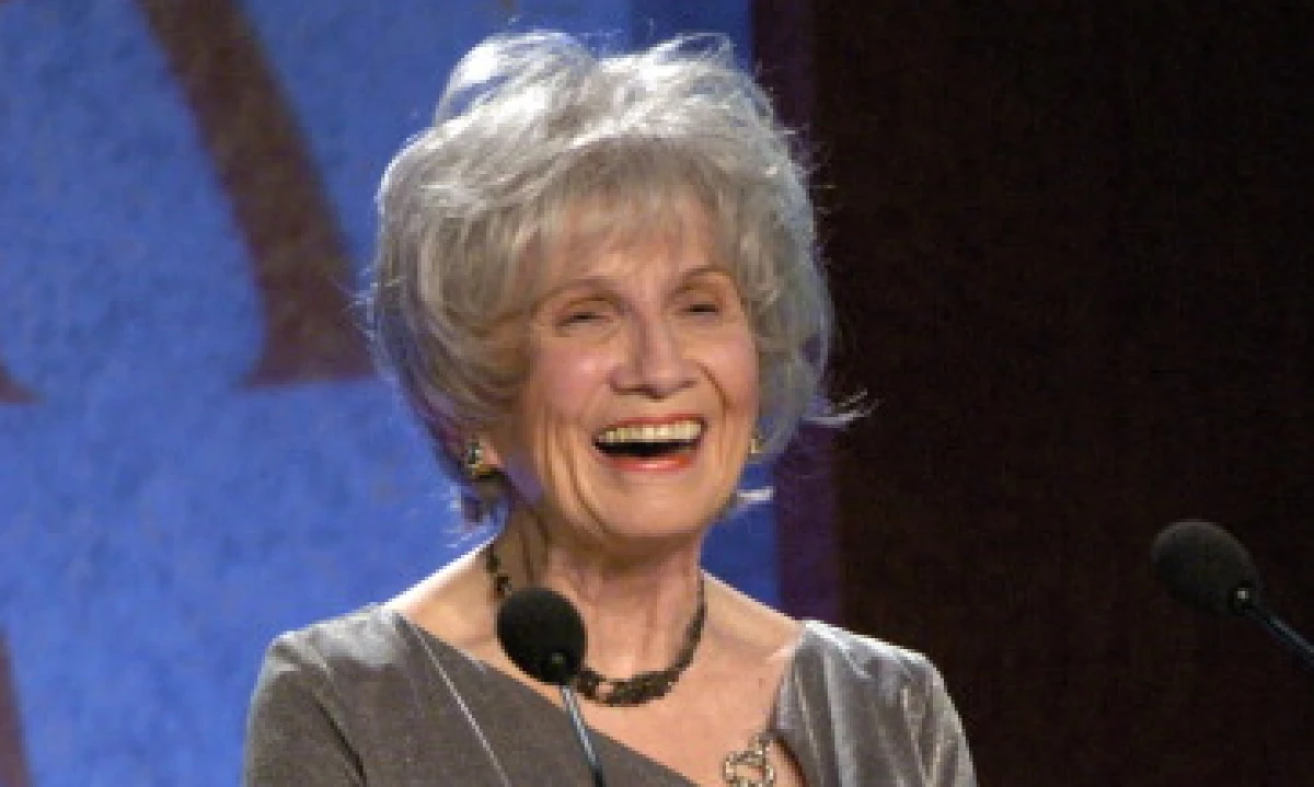 Alice Munro comenzó a escribir en la adolescencia y publicó más de una decena de colecciones de cuentos cortos. (Foto: Getty Images)