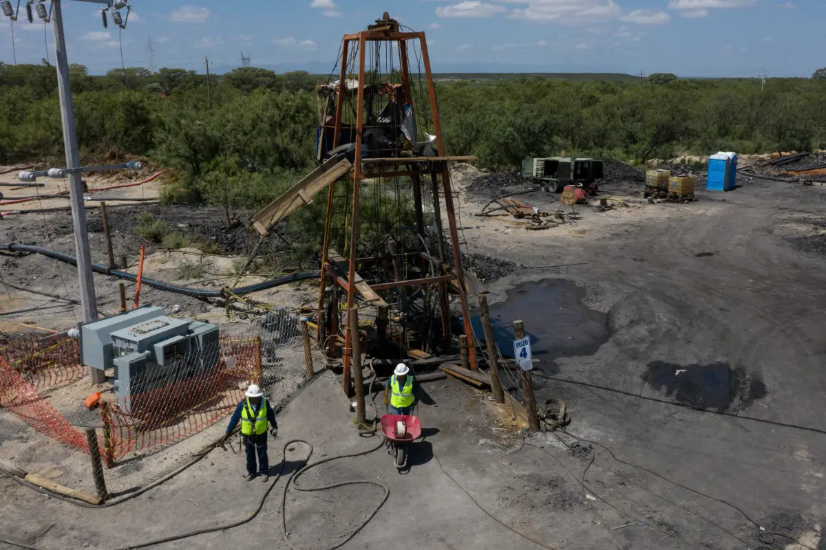 Labores de rescate en la zona del "El Pinabete" en donde continúan desaparecidos diez mineros.