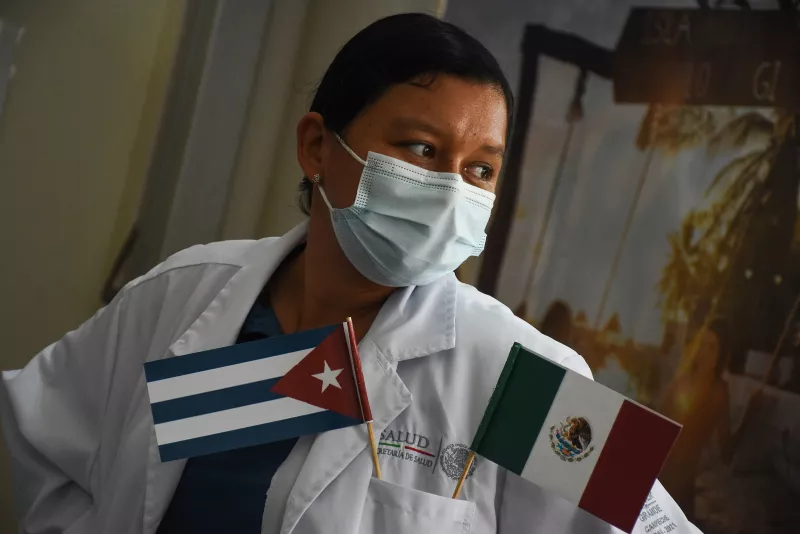 Llegaron 51 médicos cubanos quienes acudieron al llamado del programa del IMSS del gobierno federal, para trabajar en las comunidades rurales que no cuentan con personal