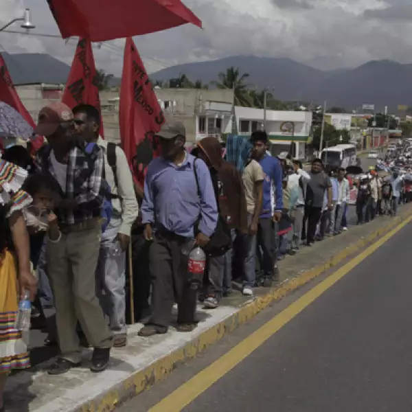 Manifestantes pidieron la renuncia del gobernador estatal, Ángel Aguirre, y la presentación con vida de los estudiantes.