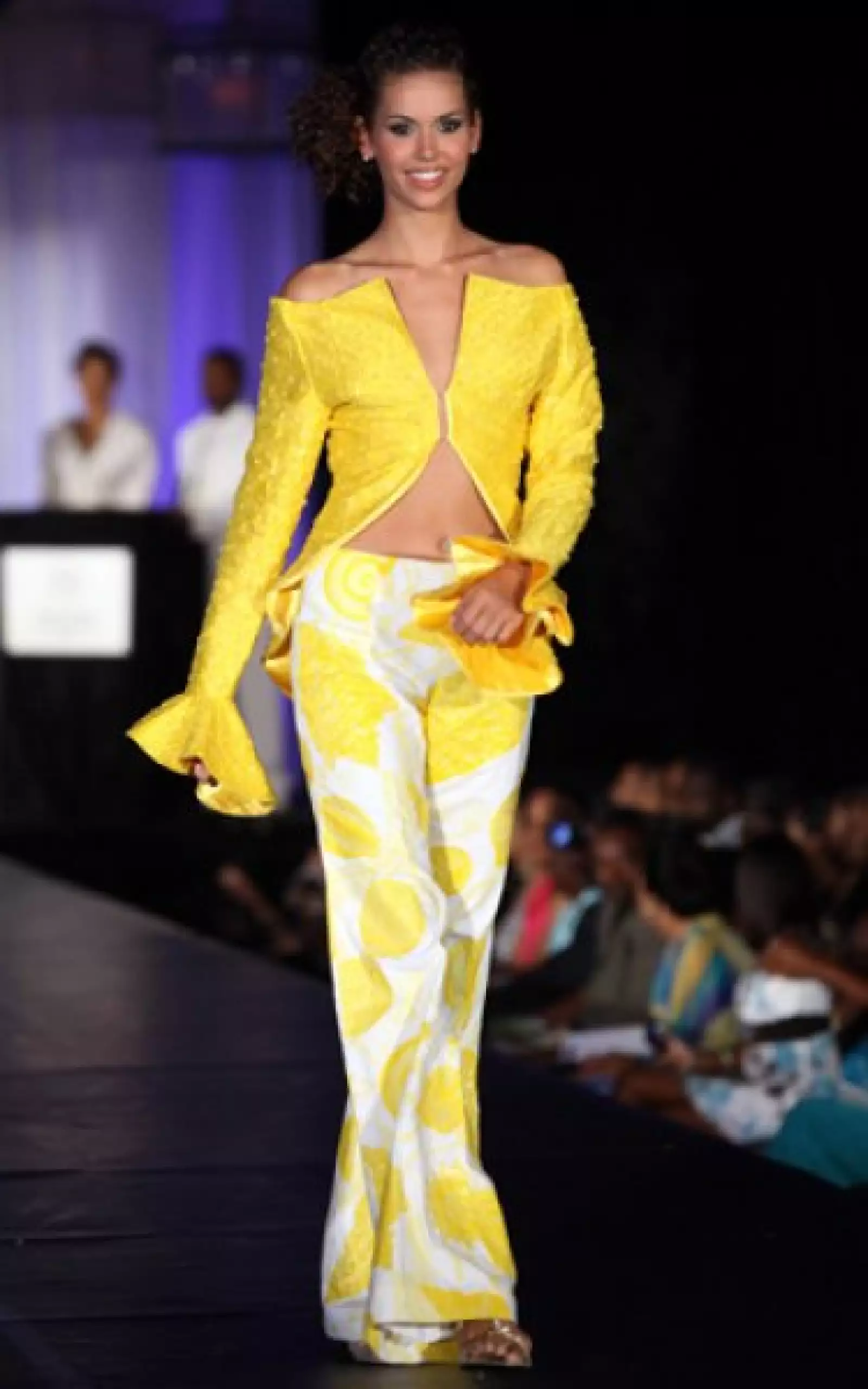 Suzan Budai, de Hungría, eligió un conjunto amarillo y blanco de pantalón y una chaqueta de manga larga que dejaba al descubierto gran parte del vientre y los hombros.