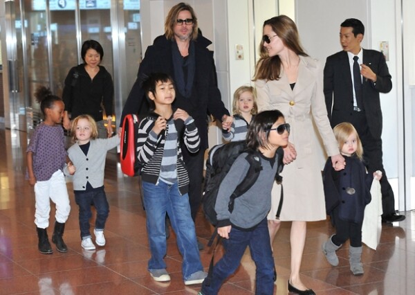 El portal E! online informó sobre los rumores acerca de que Brad Pitt y su esposa podrían estar esperando a su séptimo hijo, luego de tener tres adoptados y tres biológicos.